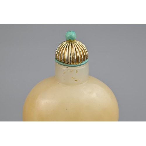 37 - A CHINESE AGATE SNUFF BOTTLE, QING DYNASTY. Circular body with turquoise and gilt metal stopper. 8cm... 