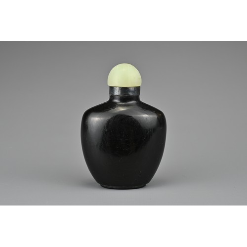 38 - AN UNUSUAL CHINESE BLACK LACQUERED SNUFF BOTTLE, QING DYNASTY. Undecorated with raised seal mark to ... 