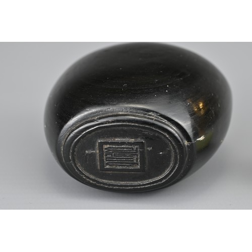 38 - AN UNUSUAL CHINESE BLACK LACQUERED SNUFF BOTTLE, QING DYNASTY. Undecorated with raised seal mark to ... 