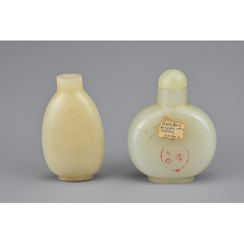 40 - TWO CHINESE JADE SNUFF BOTTLES, QING DYNASTY. One flattened circular body with jade stopper. Togethe... 