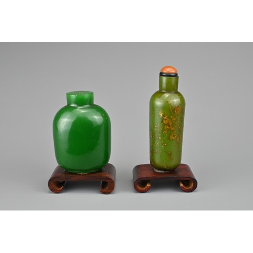 41 - TWO CHINESE GLASS SNUFF BOTTLES, QING DYNASTY. To include a gold-splashed green glass cylindrical bo... 