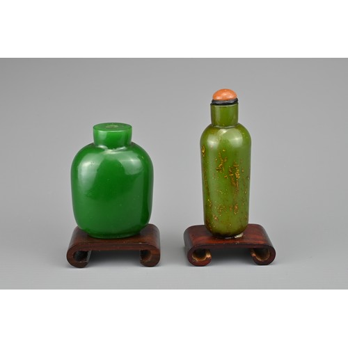 41 - TWO CHINESE GLASS SNUFF BOTTLES, QING DYNASTY. To include a gold-splashed green glass cylindrical bo... 