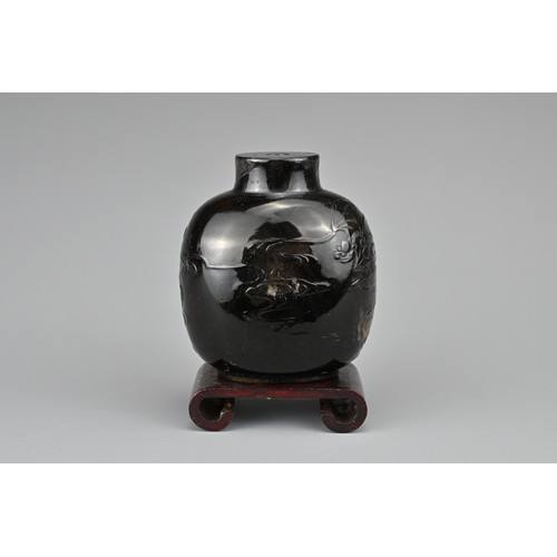 43 - A CHINESE PEKING GLASS SNUFF BOTTLE, QING DYNASTY. Carved in shallow relief with bats and clouds. Wi... 