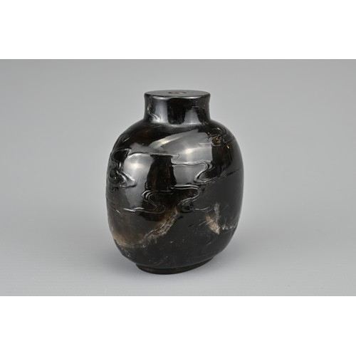 43 - A CHINESE PEKING GLASS SNUFF BOTTLE, QING DYNASTY. Carved in shallow relief with bats and clouds. Wi... 