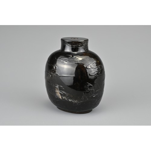 43 - A CHINESE PEKING GLASS SNUFF BOTTLE, QING DYNASTY. Carved in shallow relief with bats and clouds. Wi... 