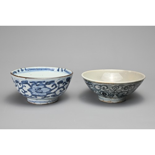 1 - FOUR CHINESE PORCELAIN ITEMS, 18/19TH CENTURY. To include a famille rose porcelain tankard, a blue a... 