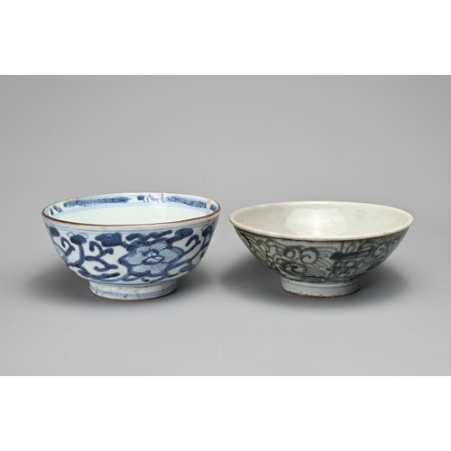 1 - FOUR CHINESE PORCELAIN ITEMS, 18/19TH CENTURY. To include a famille rose porcelain tankard, a blue a... 