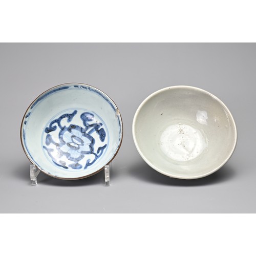 1 - FOUR CHINESE PORCELAIN ITEMS, 18/19TH CENTURY. To include a famille rose porcelain tankard, a blue a... 