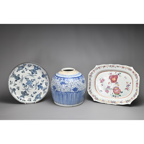 4 - THREE CHINESE PORCELAIN ITEMS, 18/19TH CENTURY. To include a blue and white porcelain dish decorated... 