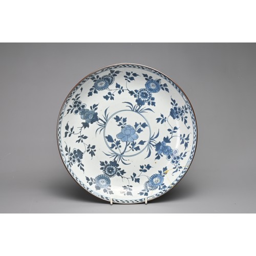 4 - THREE CHINESE PORCELAIN ITEMS, 18/19TH CENTURY. To include a blue and white porcelain dish decorated... 