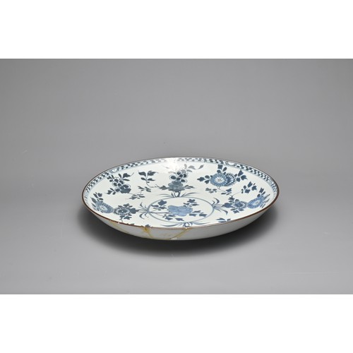 4 - THREE CHINESE PORCELAIN ITEMS, 18/19TH CENTURY. To include a blue and white porcelain dish decorated... 