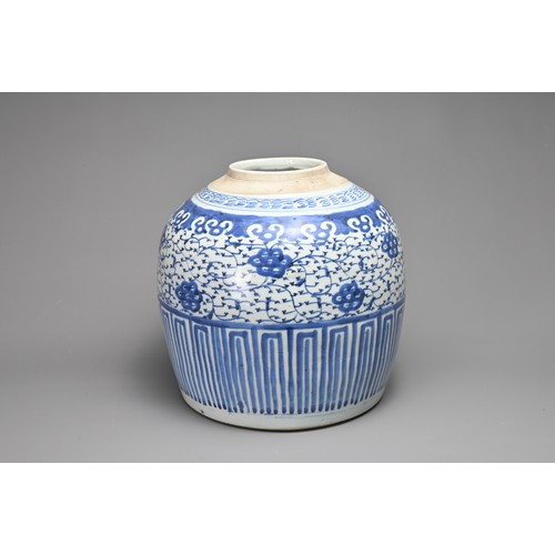 4 - THREE CHINESE PORCELAIN ITEMS, 18/19TH CENTURY. To include a blue and white porcelain dish decorated... 