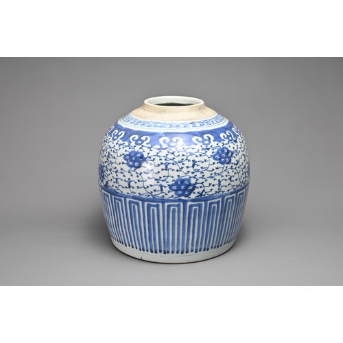 4 - THREE CHINESE PORCELAIN ITEMS, 18/19TH CENTURY. To include a blue and white porcelain dish decorated... 