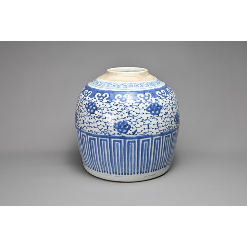 4 - THREE CHINESE PORCELAIN ITEMS, 18/19TH CENTURY. To include a blue and white porcelain dish decorated... 