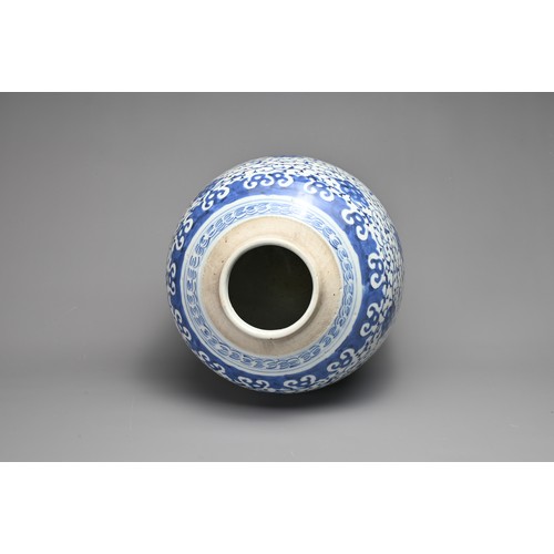 4 - THREE CHINESE PORCELAIN ITEMS, 18/19TH CENTURY. To include a blue and white porcelain dish decorated... 