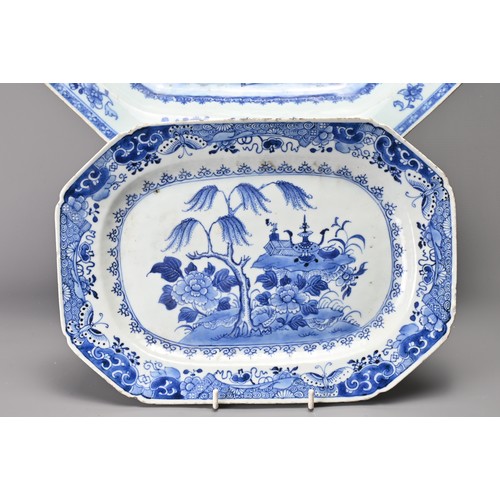 23 - FOUR CHINESE BLUE AND WHITE EXPORT PORCELAIN ITEMS, 18TH CENTURY. Comprising a two octagonal shaped ... 