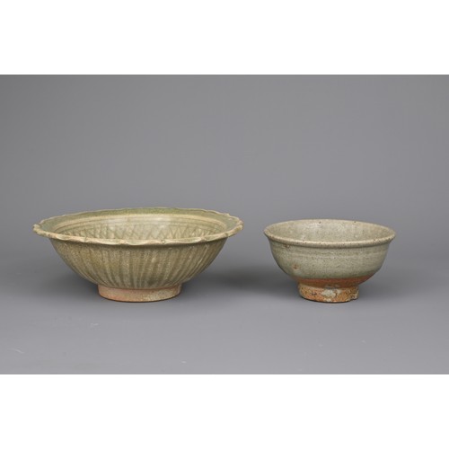 104 - TWO SOUTH EAST ASIAN CELADON POTTERY ITEMS, 14/15TH CENTURY. To include a bowl with bracket lobed ri... 