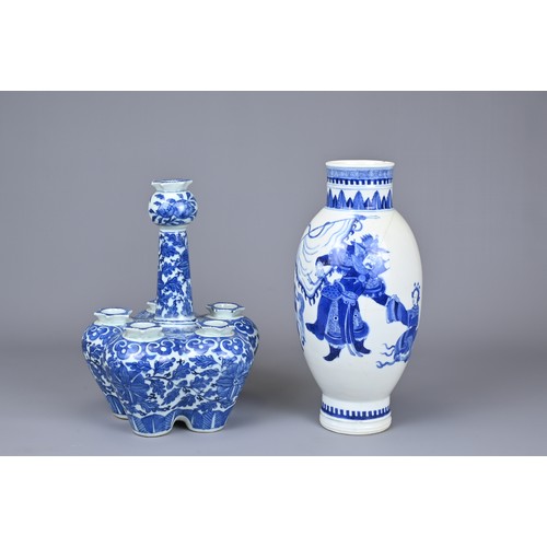 5 - TWO CHINESE BLUE AND WHITE PORCELAIN ITEMS, 19/20TH CENTURY. To include a blue and white jar decorat... 