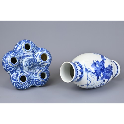 5 - TWO CHINESE BLUE AND WHITE PORCELAIN ITEMS, 19/20TH CENTURY. To include a blue and white jar decorat... 