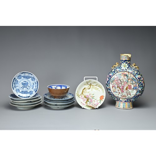 15 - A GROUP OF CHINESE PORCELAIN ITEMS, 19TH CENTURY. To include a moon flask decorated with warrior sce... 