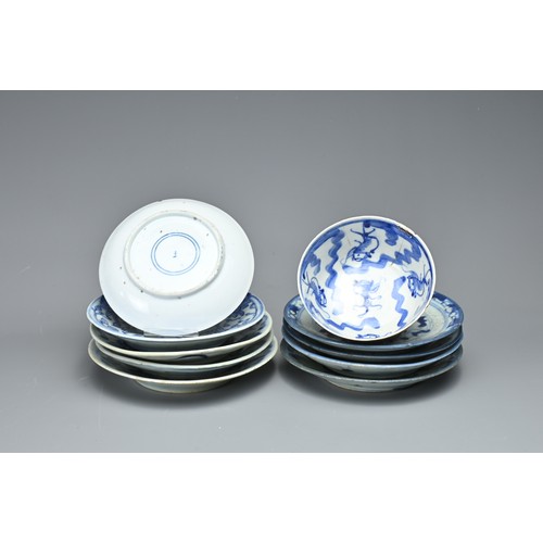 15 - A GROUP OF CHINESE PORCELAIN ITEMS, 19TH CENTURY. To include a moon flask decorated with warrior sce... 