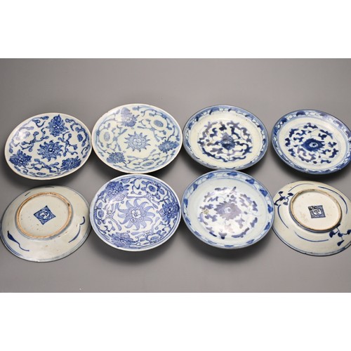 15 - A GROUP OF CHINESE PORCELAIN ITEMS, 19TH CENTURY. To include a moon flask decorated with warrior sce... 