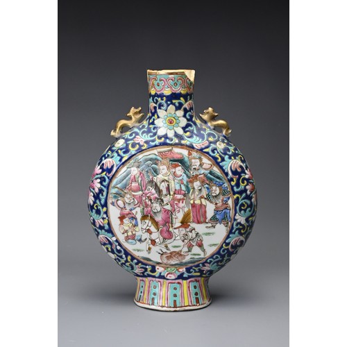 15 - A GROUP OF CHINESE PORCELAIN ITEMS, 19TH CENTURY. To include a moon flask decorated with warrior sce... 