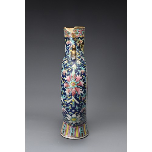 15 - A GROUP OF CHINESE PORCELAIN ITEMS, 19TH CENTURY. To include a moon flask decorated with warrior sce... 