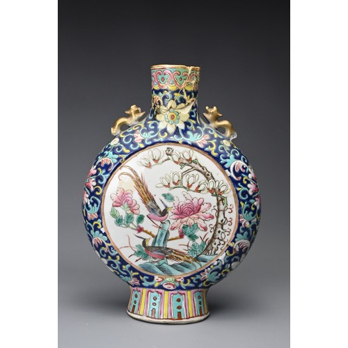 15 - A GROUP OF CHINESE PORCELAIN ITEMS, 19TH CENTURY. To include a moon flask decorated with warrior sce... 