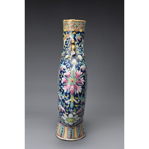 15 - A GROUP OF CHINESE PORCELAIN ITEMS, 19TH CENTURY. To include a moon flask decorated with warrior sce... 