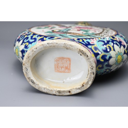 15 - A GROUP OF CHINESE PORCELAIN ITEMS, 19TH CENTURY. To include a moon flask decorated with warrior sce... 