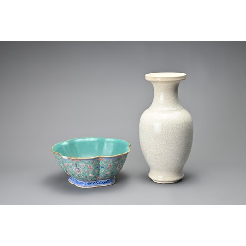 19 - TWO CHINESE PORCELAIN ITEMS, 19/20TH CENTURY. TO include a bracket lobed bowl on splayed foot, turqu... 