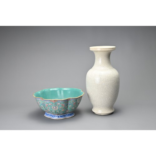 19 - TWO CHINESE PORCELAIN ITEMS, 19/20TH CENTURY. TO include a bracket lobed bowl on splayed foot, turqu... 