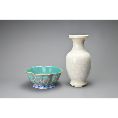 19 - TWO CHINESE PORCELAIN ITEMS, 19/20TH CENTURY. TO include a bracket lobed bowl on splayed foot, turqu... 