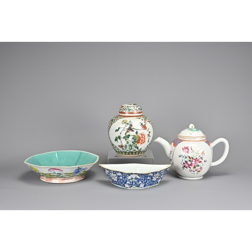 25 - FOUR CHINESE PORCELAIN ITEMS, 18/20TH CENTURY. To include a Chinese Qianlong export famille rose por... 