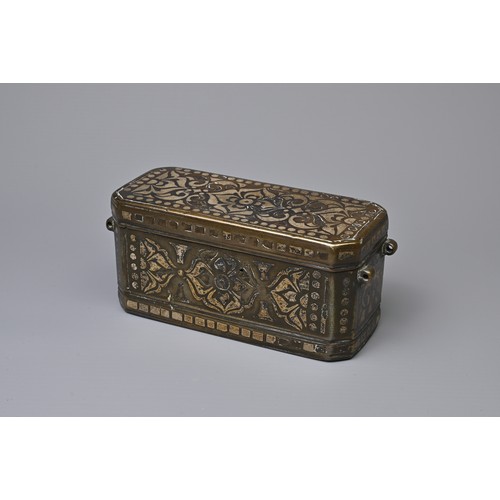 45 - A PHILIPPINE BETEL NUT BOX, POSSIBLY MINDANAO OR MARANAO, 19/20TH CENTURY. Heavy box of rectangular ... 