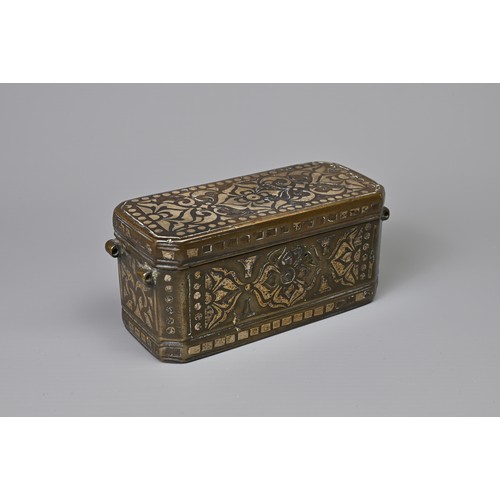 45 - A PHILIPPINE BETEL NUT BOX, POSSIBLY MINDANAO OR MARANAO, 19/20TH CENTURY. Heavy box of rectangular ... 