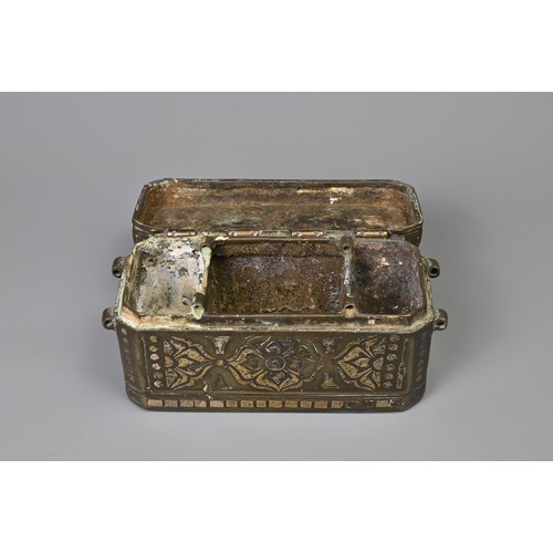 45 - A PHILIPPINE BETEL NUT BOX, POSSIBLY MINDANAO OR MARANAO, 19/20TH CENTURY. Heavy box of rectangular ... 