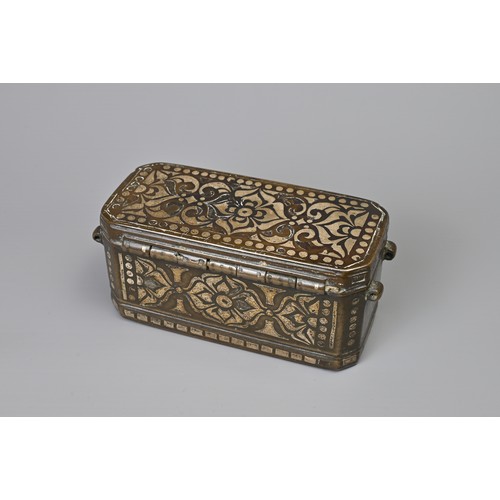 45 - A PHILIPPINE BETEL NUT BOX, POSSIBLY MINDANAO OR MARANAO, 19/20TH CENTURY. Heavy box of rectangular ... 