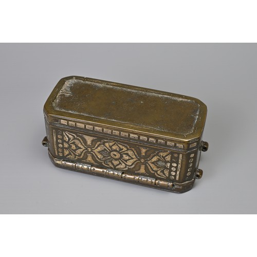 45 - A PHILIPPINE BETEL NUT BOX, POSSIBLY MINDANAO OR MARANAO, 19/20TH CENTURY. Heavy box of rectangular ... 