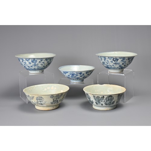 50 - A GROUP OF FIVE CHINESE BLUE AND WHITE PORCELAIN BOWLS, MING AND 19TH CENTURY. Two bowls from Tek Si... 