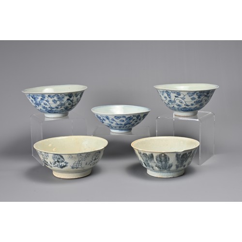 50 - A GROUP OF FIVE CHINESE BLUE AND WHITE PORCELAIN BOWLS, MING AND 19TH CENTURY. Two bowls from Tek Si... 