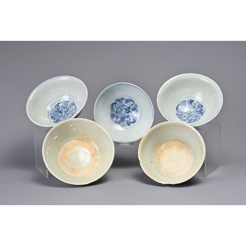 50 - A GROUP OF FIVE CHINESE BLUE AND WHITE PORCELAIN BOWLS, MING AND 19TH CENTURY. Two bowls from Tek Si... 