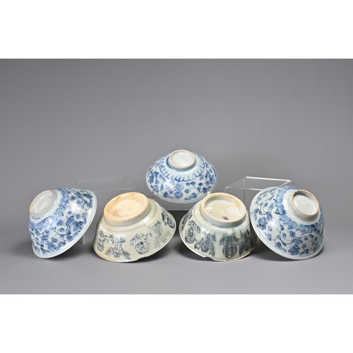 50 - A GROUP OF FIVE CHINESE BLUE AND WHITE PORCELAIN BOWLS, MING AND 19TH CENTURY. Two bowls from Tek Si... 