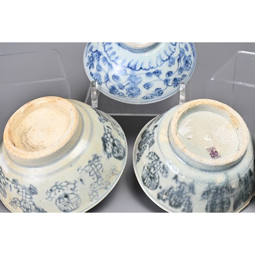 50 - A GROUP OF FIVE CHINESE BLUE AND WHITE PORCELAIN BOWLS, MING AND 19TH CENTURY. Two bowls from Tek Si... 