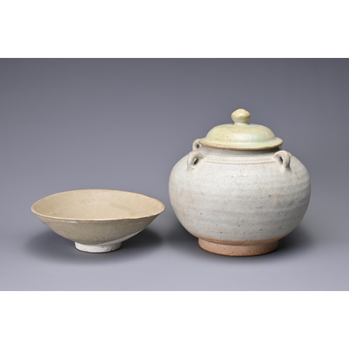 102 - A CHINESE / THAI POTTERY DISH AND JAR, SONG DYNASTY AND LATER. The greyish-green glazed bowl togethe... 