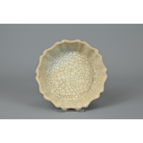 105 - A CHINESE GE YAO MALLOW SHAPED BRUSH WASHER. Potted with mallow shaped petals with five spur marks c... 