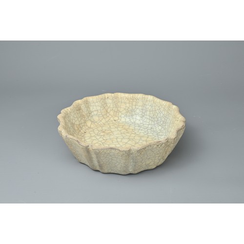 105 - A CHINESE GE YAO MALLOW SHAPED BRUSH WASHER. Potted with mallow shaped petals with five spur marks c... 