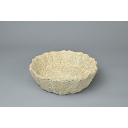 105 - A CHINESE GE YAO MALLOW SHAPED BRUSH WASHER. Potted with mallow shaped petals with five spur marks c... 