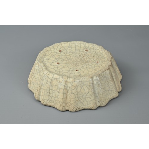 105 - A CHINESE GE YAO MALLOW SHAPED BRUSH WASHER. Potted with mallow shaped petals with five spur marks c... 